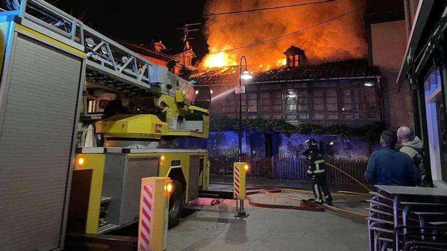 Un incendio calcina de madrugada el tejado de una casa en Lena sin causar heridos