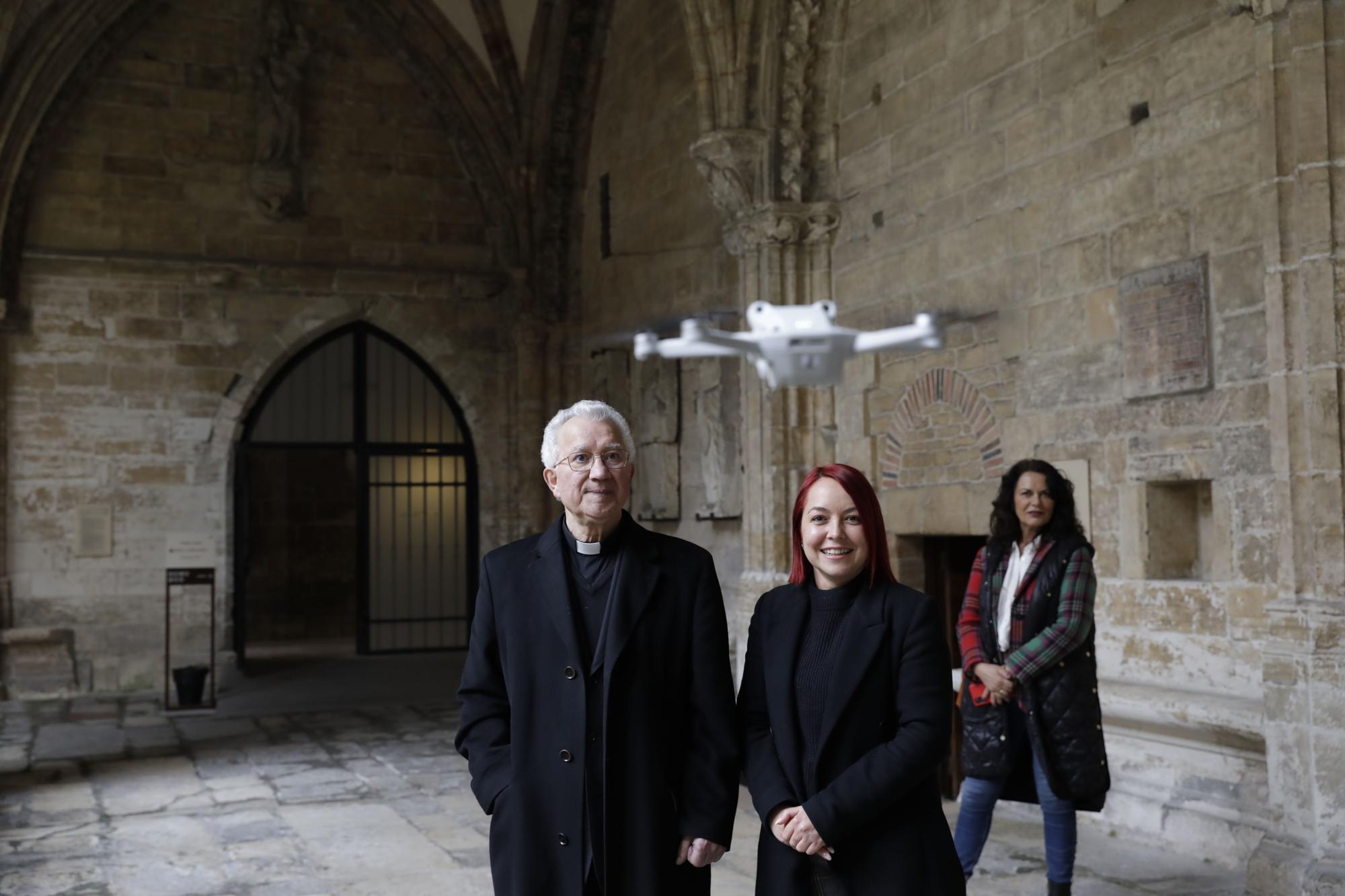 Drones volando en la Catedral de Oviedo: Iñaki Terán graba vídeos inéditos en el templo