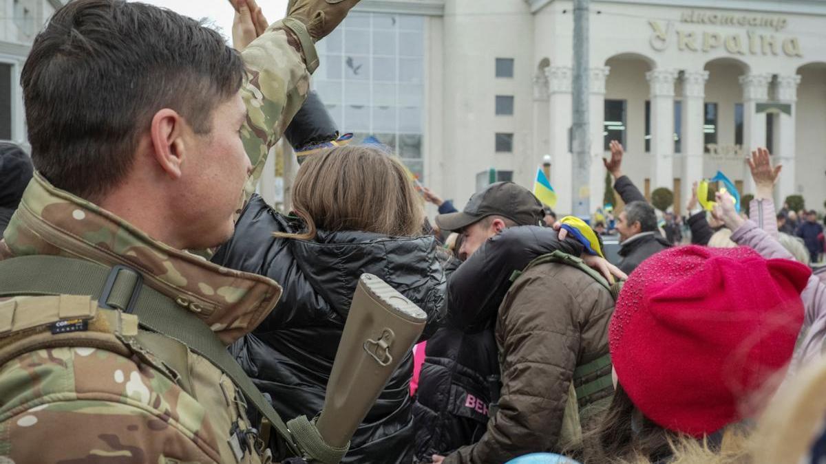 Soldados ucranianos son recibidos en Jersón tras la marcha de las tropas rusas.