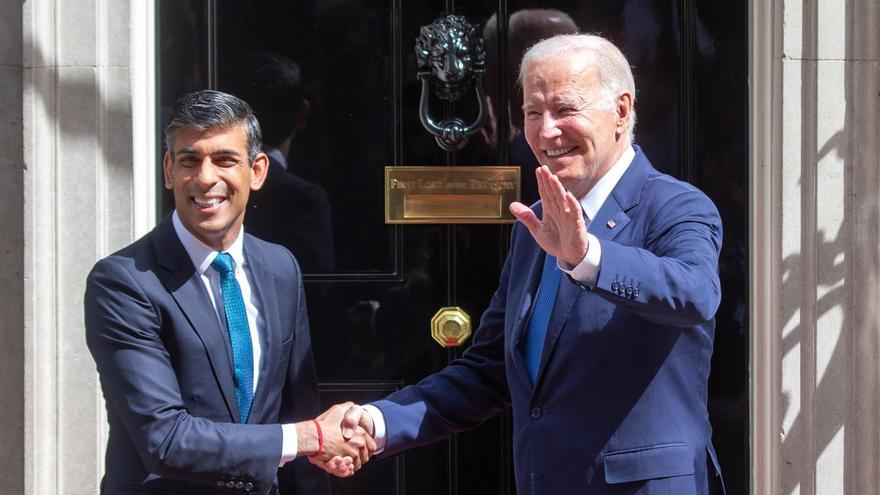 El primer ministro de Reino Unido, Rishi Sunak, recibe en Downing Street al presidente de Estados Unidos, Joe Biden.