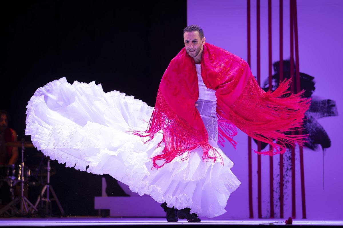 Manuel Liñán, con bata de cola blanca y mantón rojo, durante una de las escenas del espectáculo 'Llámame Lorca'