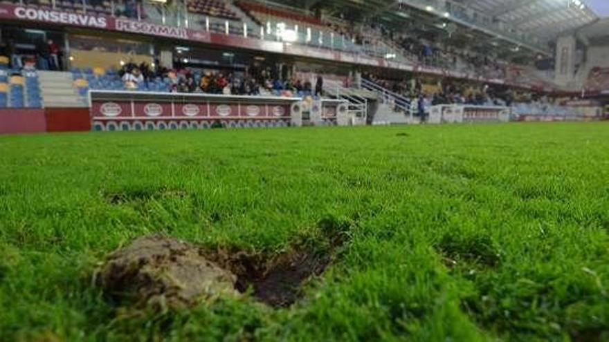 Césped de Pasarón durante el partido de ayer. // Gustavo Santos