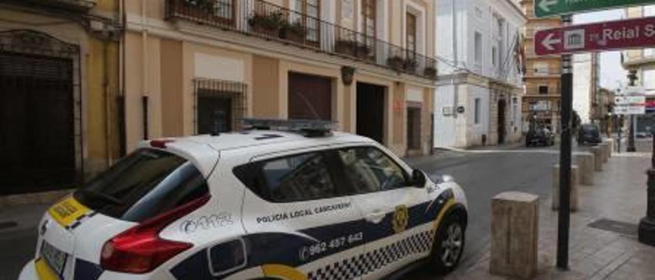 Uno de los vehículos de la Policía Local de Carcaixent, estacionado en una céntrica plaza.