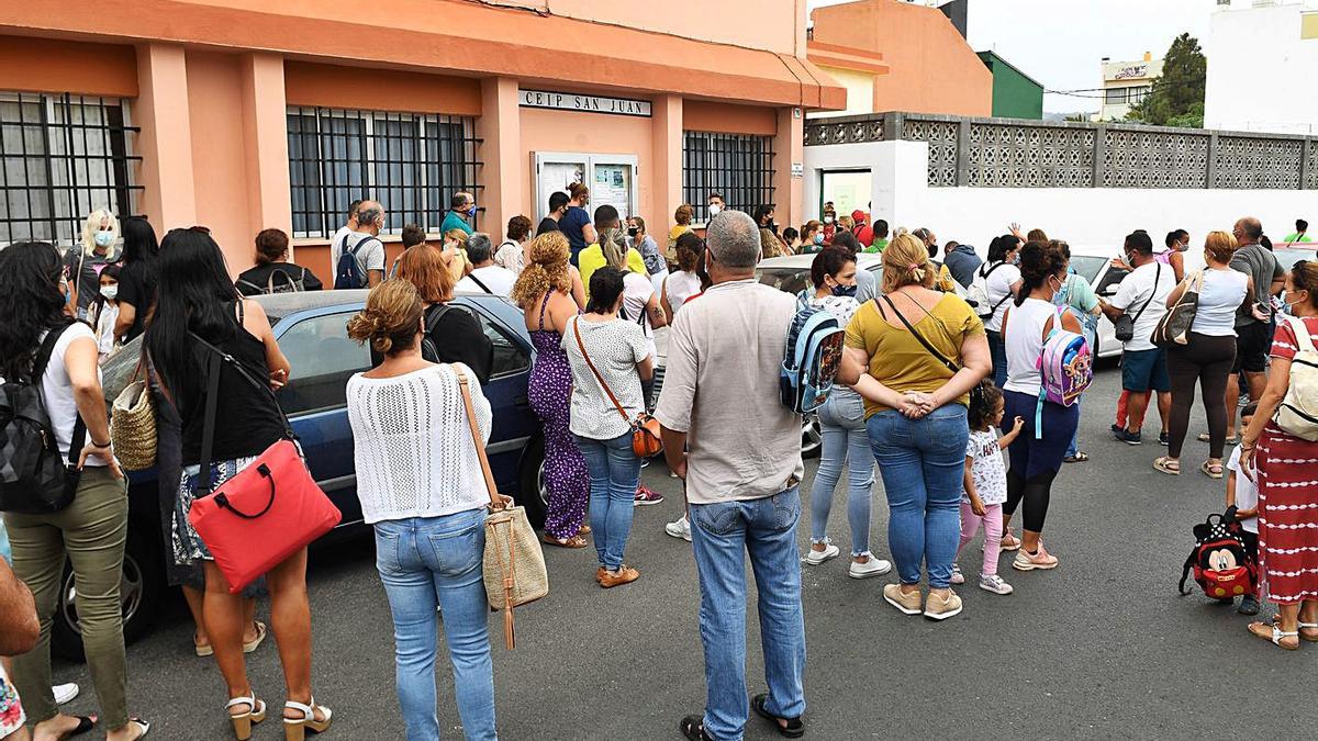 Padres y madres, el martes, a la entrada del CEIP León y Castillo durante el primer día del curso .