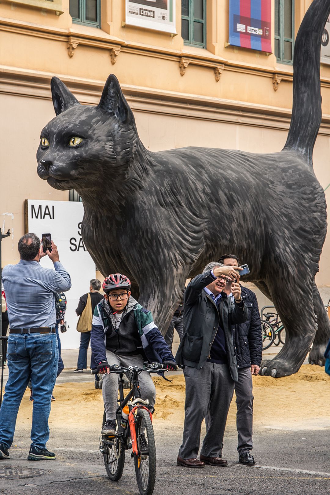 3º Color. Un gato gigante anda suelto, de Victor Minguez.jpg