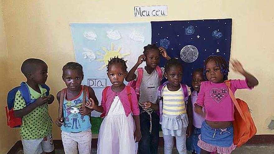 Alumnos de la escuela infantil de Tete, en Mozambique, tras una actividad que compartieron con niños de los centros educativos de A Coruña.