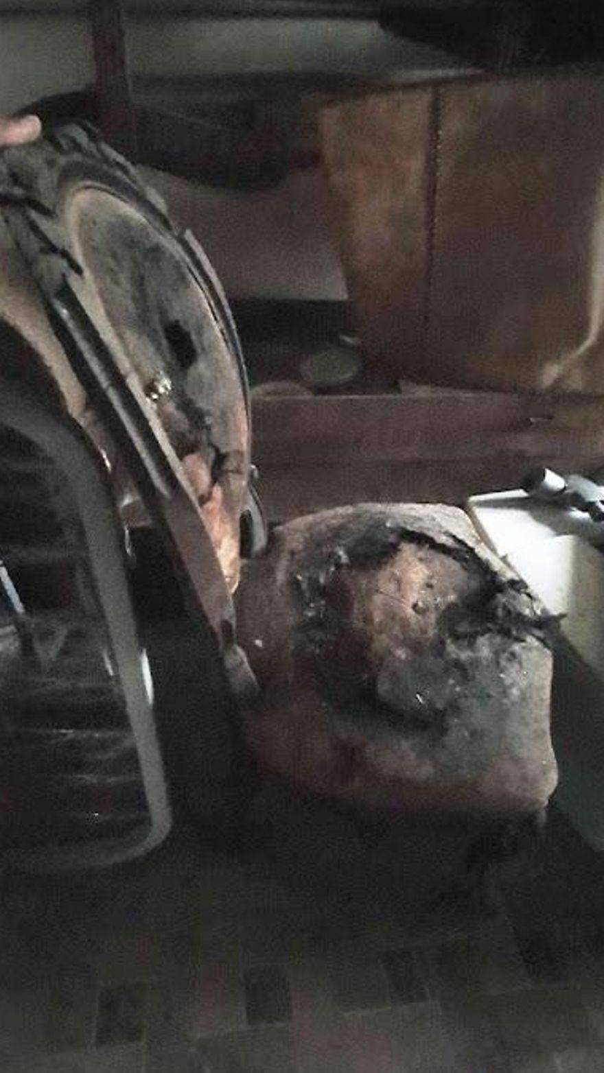 Silla quemada depositada en la zona de servicio del pazo
