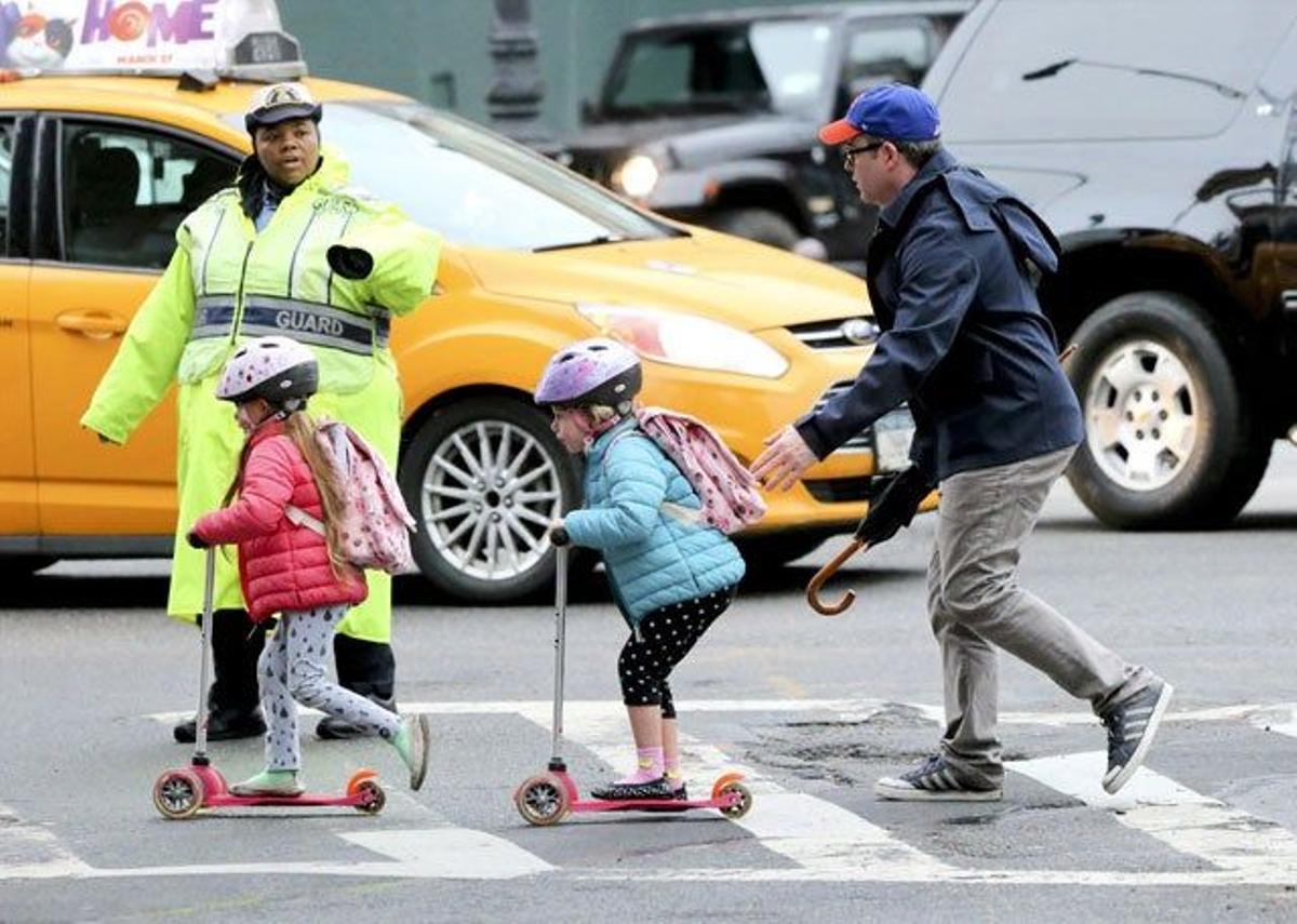 Matthew Broderick cruza a la vez que sus hijas ante la mirada del guarda del paso de peatones