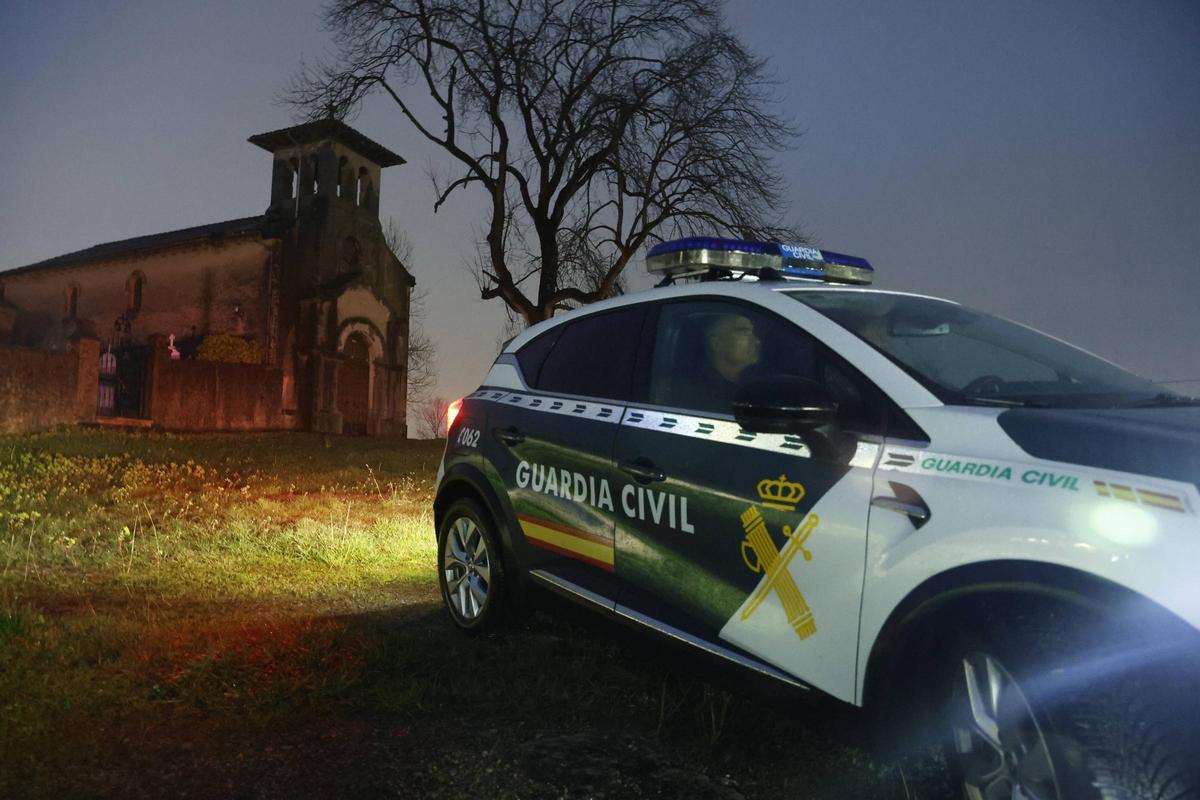 Un vehículo de la Guardia Civil en Argüelles (Siero)