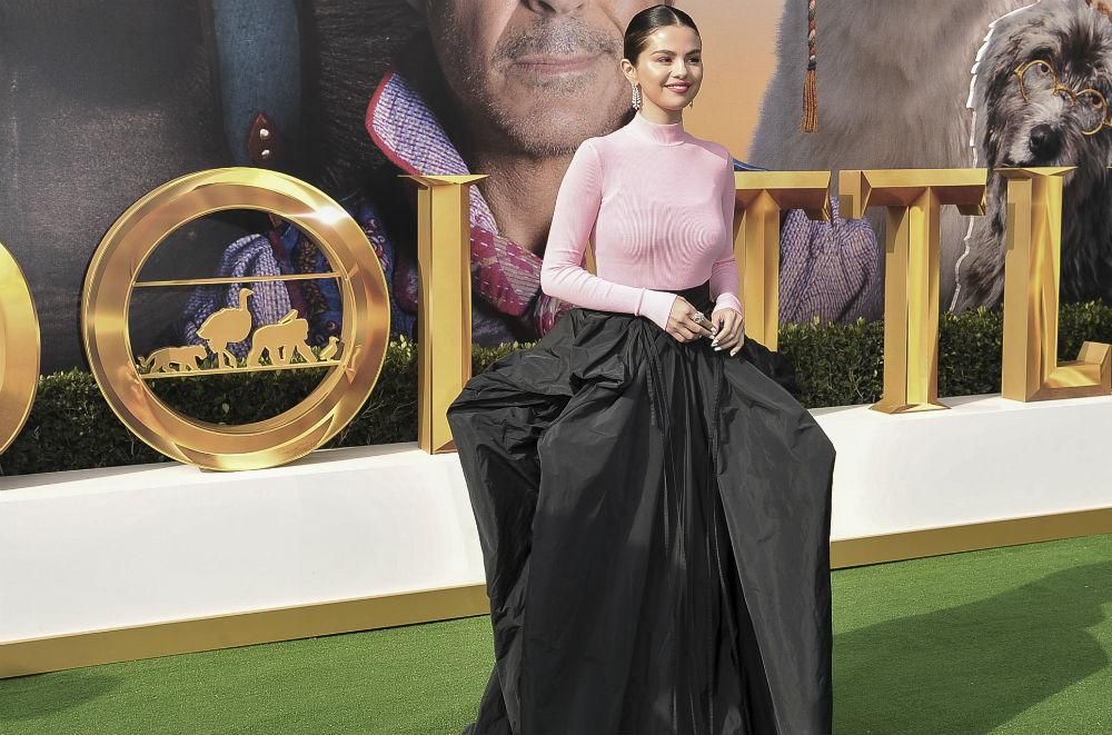 Selena Gómez ha acaparado toda la atención mediática del estreno de 'Las aventuras del Dr. Dolittle' gracias a un atrevido look con falda de Givenchy
