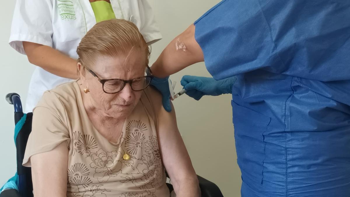 Una usuaria de la residencia Nuestra Señora de Perales de Arroyo de San Serván (Badajoz), vacunándose ayer.