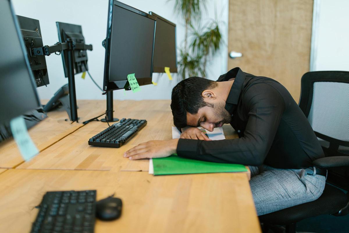 Un trabajador exhausto en su puesto de trabajo