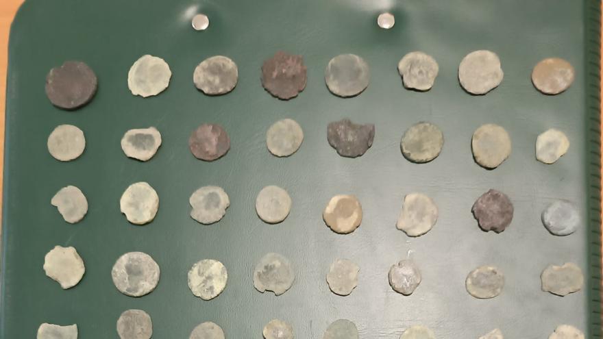 La Guardia Civil interviene en La Rambla 73 monedas de época romana de importante valor arqueológico