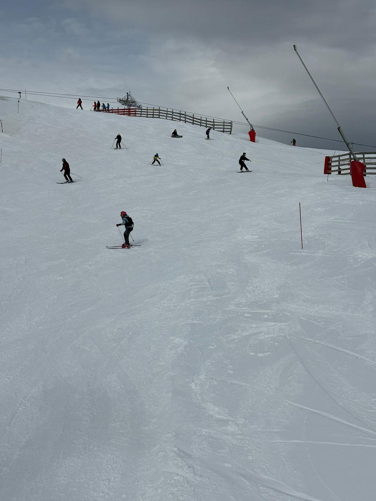 Esquiadores en la zona alta de Pajares.