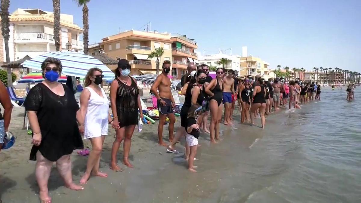 Miles de personas dan abrazo simbólico al Mar Menor de luto por fauna muerta