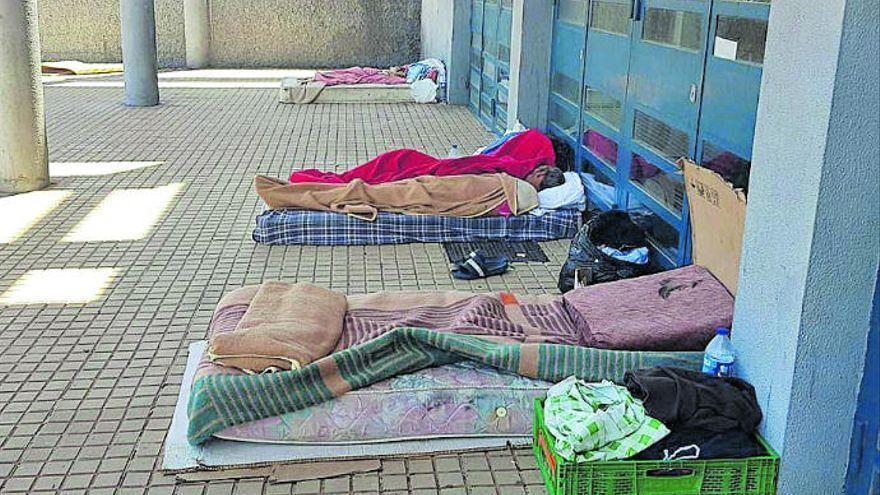 Varias personas duermen en la calle en Santa Cruz de Tenerife.