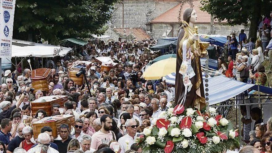 Ataúdes en la procesión de Santa Marta, en As Neves. // José Lores