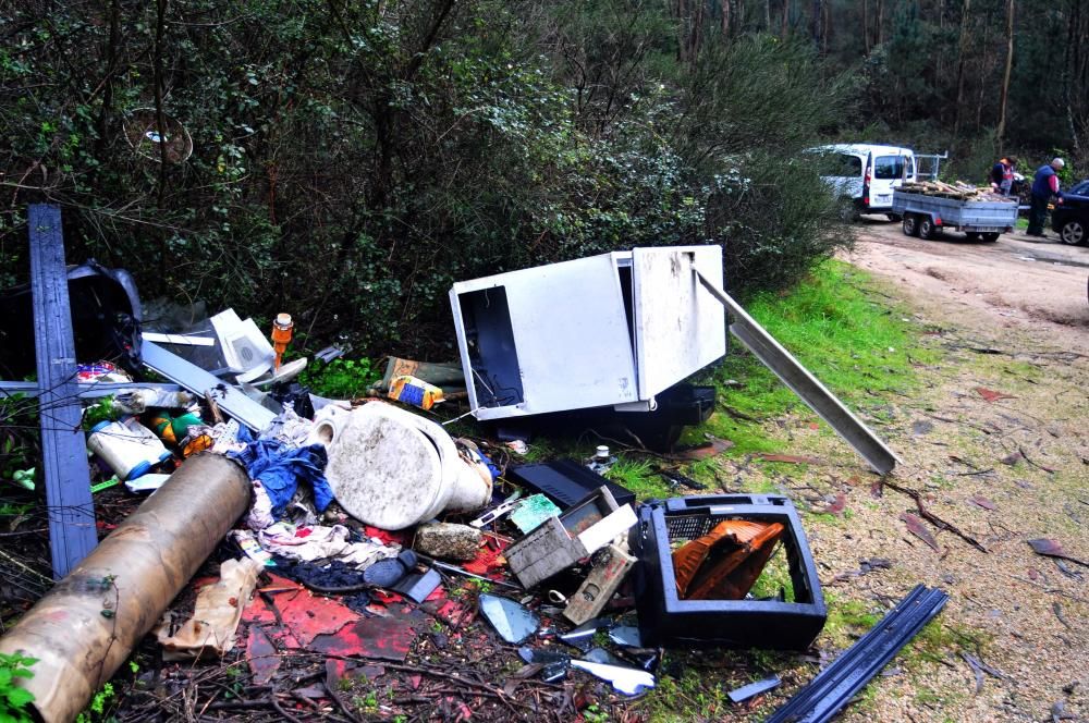 Los comuneros de Vilagarcía luchan contra la basura en sus montes