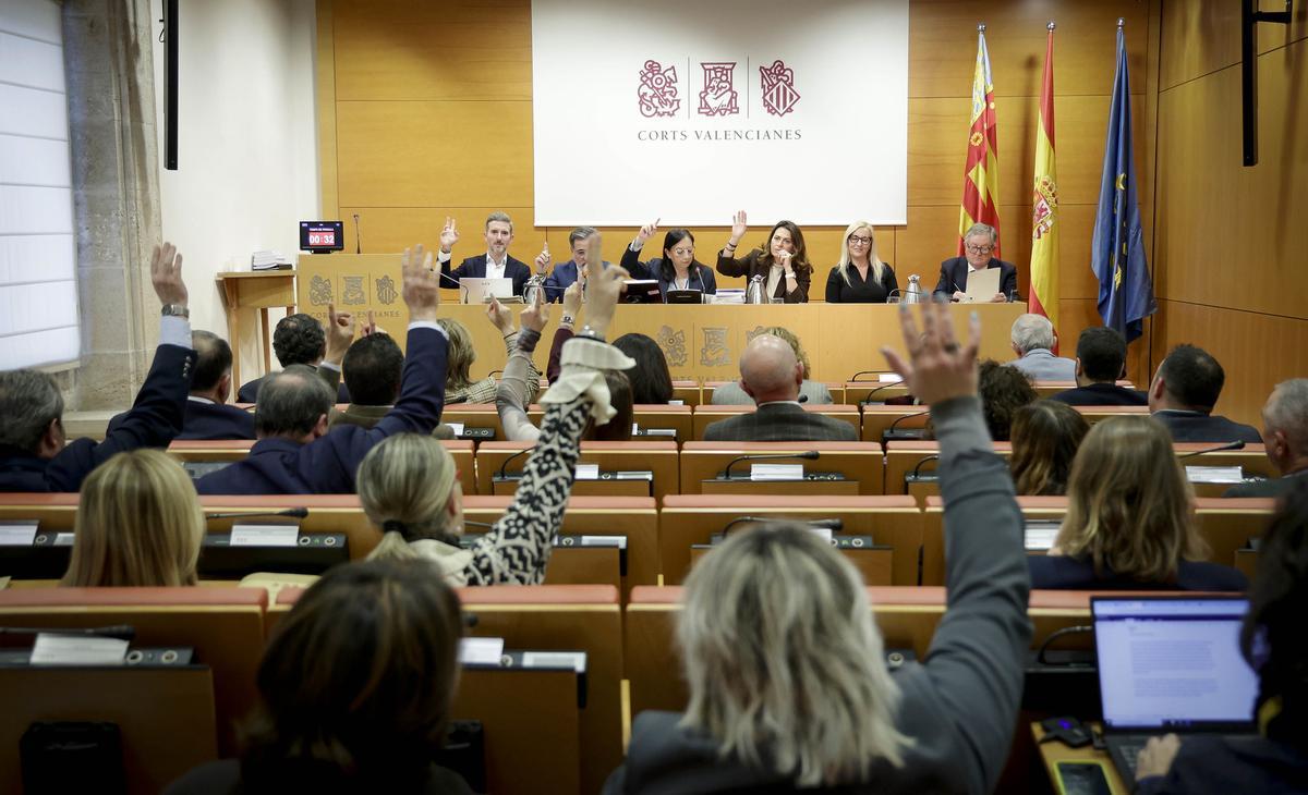 La diputación permanente de las Corts vota la convalidación del decreto de simplificación del Consell, este jueves.