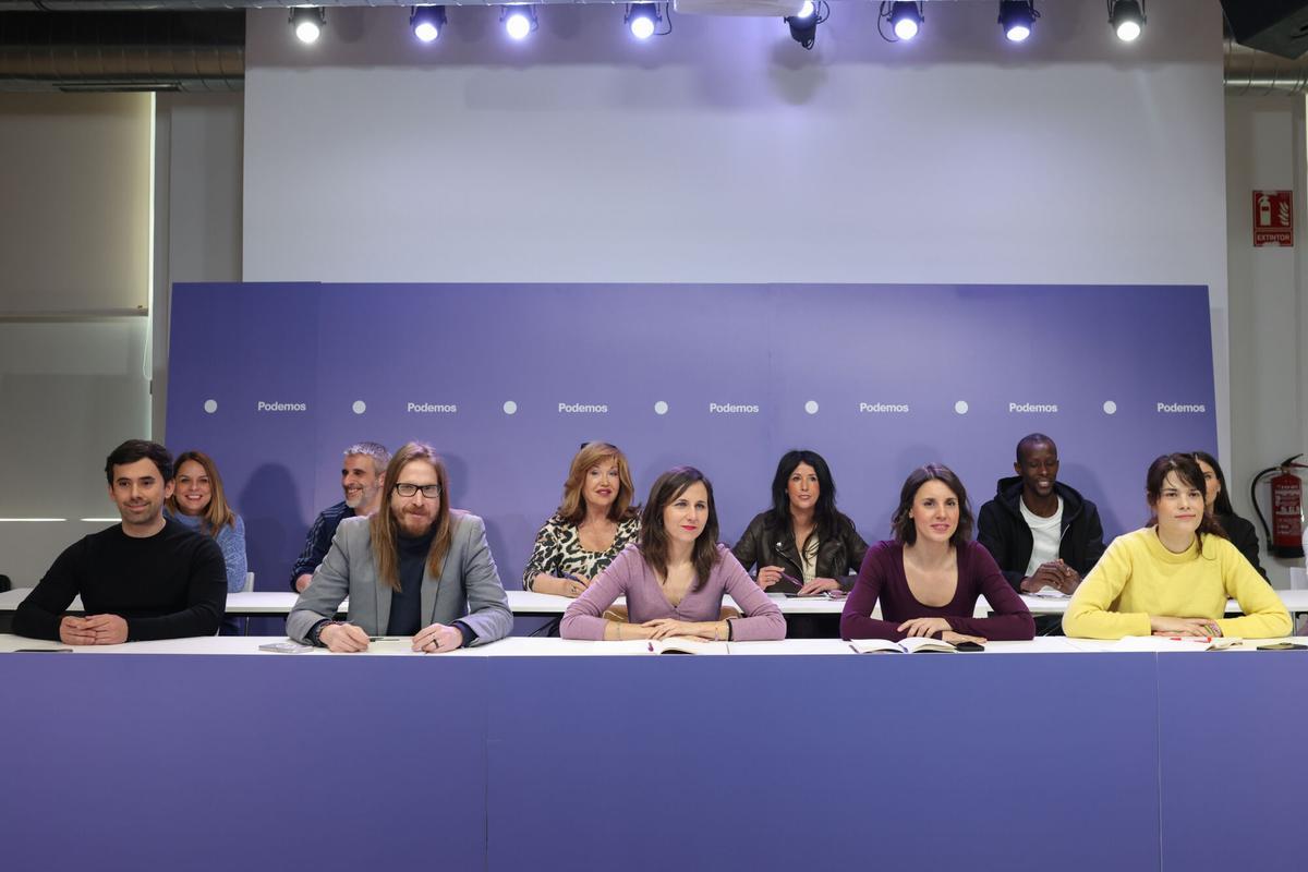 (2I-D) El portavoz de Podemos, Pablo Fernández; la secretaria general de Podemos, Ione Belarra; la secretaria política de Podemos y eurodiputada, Irene Montero, y la portavoz de Podemos, Isabel Serra, durante el Consejo Ciudadano Estatal de Podemos, a 20 de febrero de 2026, en Madrid (España). Podemos ha reunido a su Consejo Ciudadano Estatal, máximo órgano de dirección política del partido, un día antes del acto de reorganización de los partidos de Sumar. 20 FEBRERO 2026 Alejandro Martínez Vélez / Europa Press 20/02/2026. Pablo Fernández;Ione Belarra;Irene Montero;Isabel Serra;Alejandro Martínez Vélez;category_code_new;
