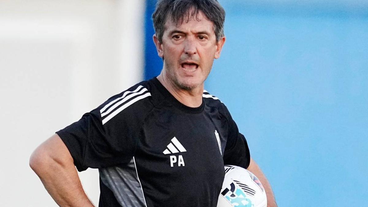 Pacheta, en un entrenamiento con el Granada.