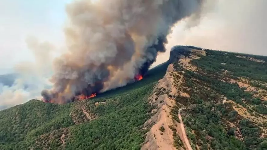 El fuego engulle el monasterio viejo de San Juan de la Peña, en Huesca.