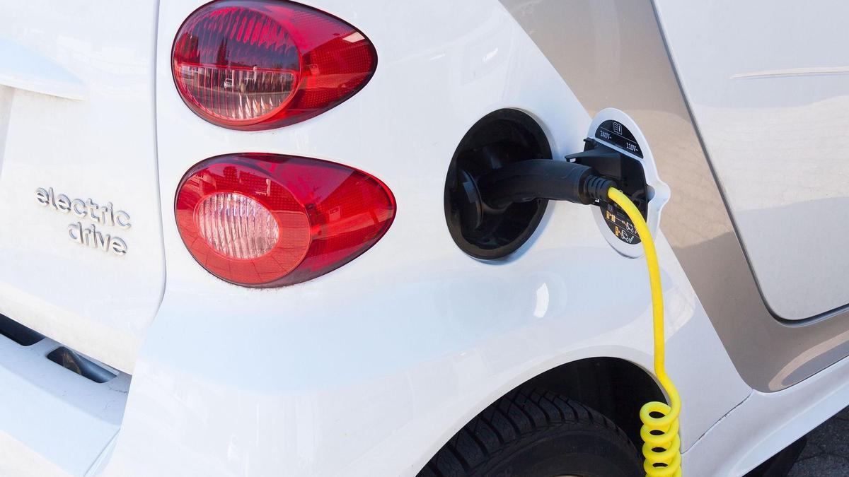 Un vehículo eléctrico en plena carga.