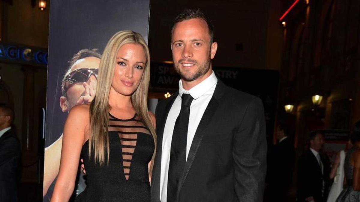 Oscar Pistorius con su novia Reeva Steenkamp fotografiados en Johanesburgo (Sudáfrica) en 2012.