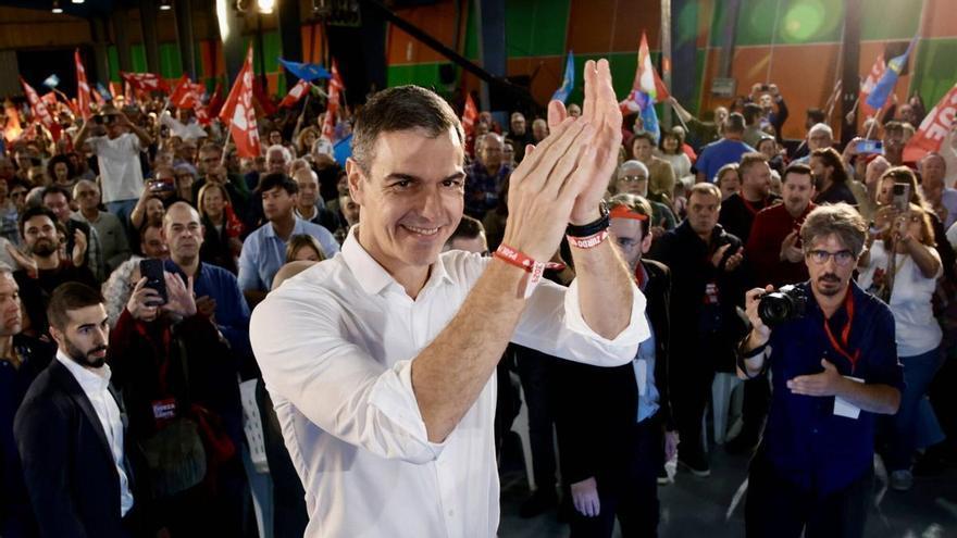 Pedro Sánchez se compromete en Gijón a blindar las pensiones en la Constitución y avisa: "Votar a Feijóo es votar a Abascal"