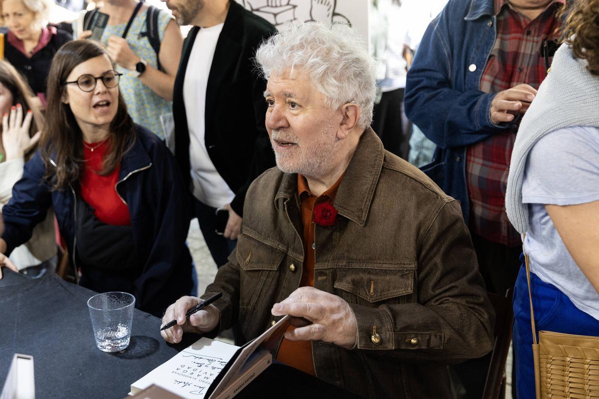 El cineasta Pedro Almodóvar firma un libro durante Sant Jordi 2026 en el paseo de Gràcia.