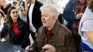 El cineasta Pedro Almodóvar firma un libro durante Sant Jordi 2026 en el paseo de Gràcia.