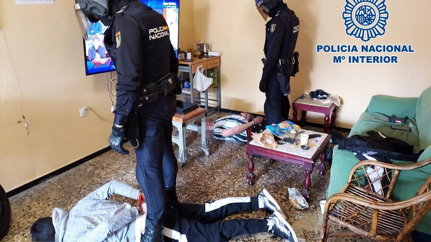 La Policía Nacional detiene a dos persona y desmantela un punto de venta de droga en La Laguna