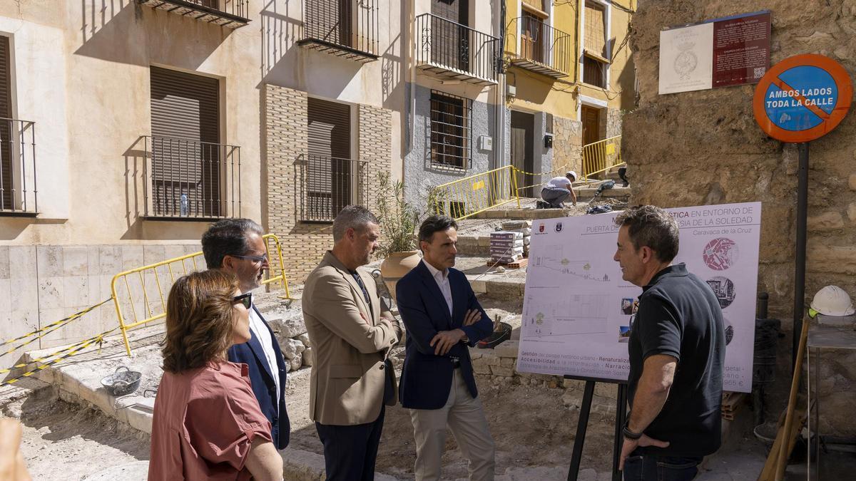El consejero de Fomento, Jorge García, y el alcalde de Caravaca, José Francisco García, visitando las obras