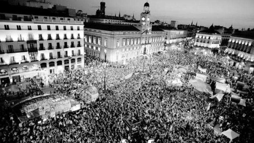 Miles de personas llenaron anoche la Puerta del Sol madrileña.