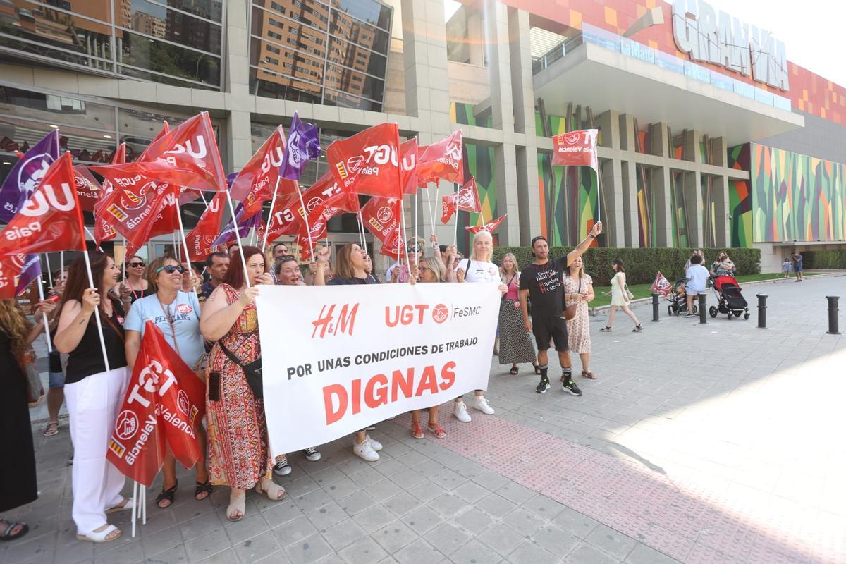 Otra imagen de la protesta de los trabajadores de H&amp;M en Alicante.