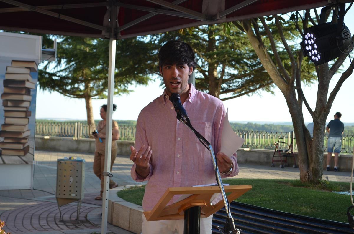 Alfonso Goizueta durante su pregón en la Feria del Libro de Benavente.