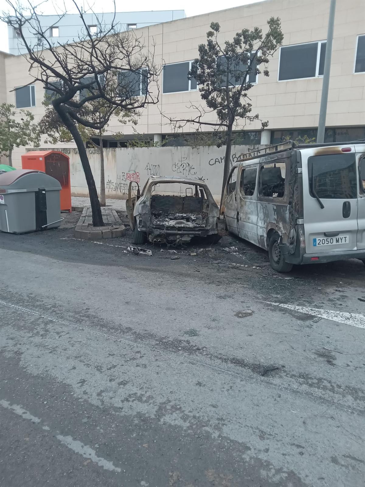 Así quedó el coche de Jesús Tavira tras arder Así quedó el coche de Jesús Tavira tras arder