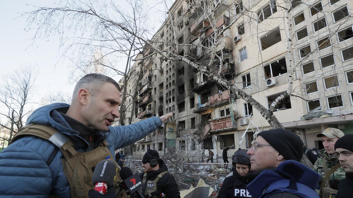 Una imagen del edificio de viviendas de Kiev alcanzado por un misil ruso.