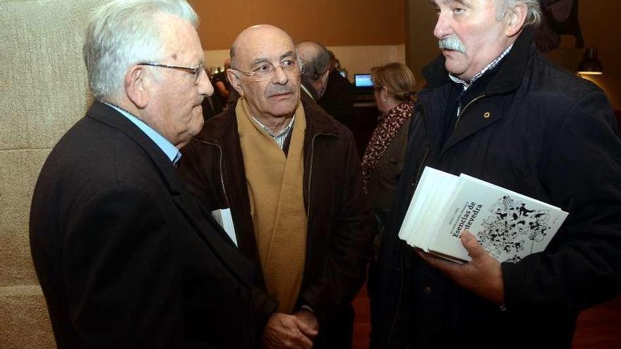 Fernández Sieira (izq.) charla con directivos de Amigos de Pontevedra. // Rafa Vázquez