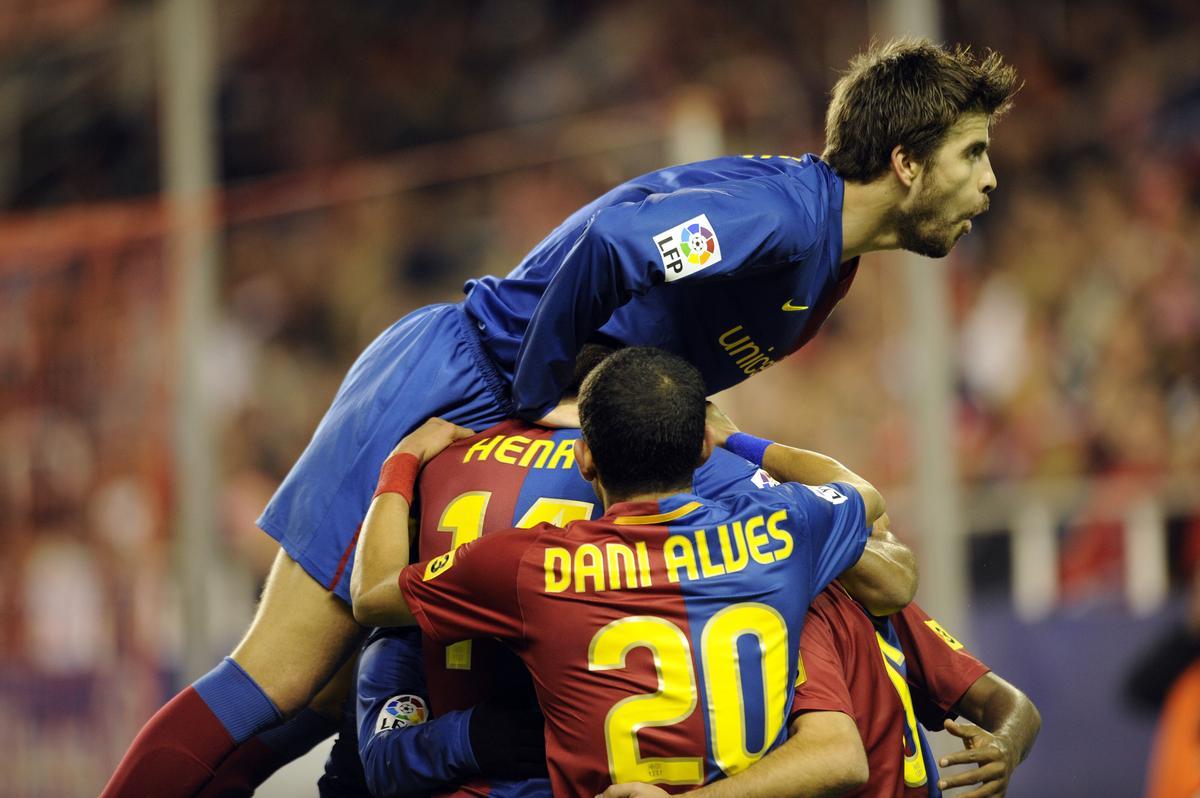 Gerard Piqué celebra un gol del Barça en su primer temporada en el Camp Nou