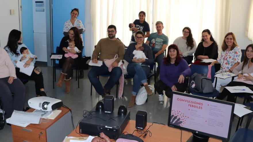 Doce padres resuelven sus dudas en el primer taller de salud infantil de Sant Jordi