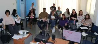 Doce padres resuelven sus dudas en el primer taller de salud infantil de Sant Jordi