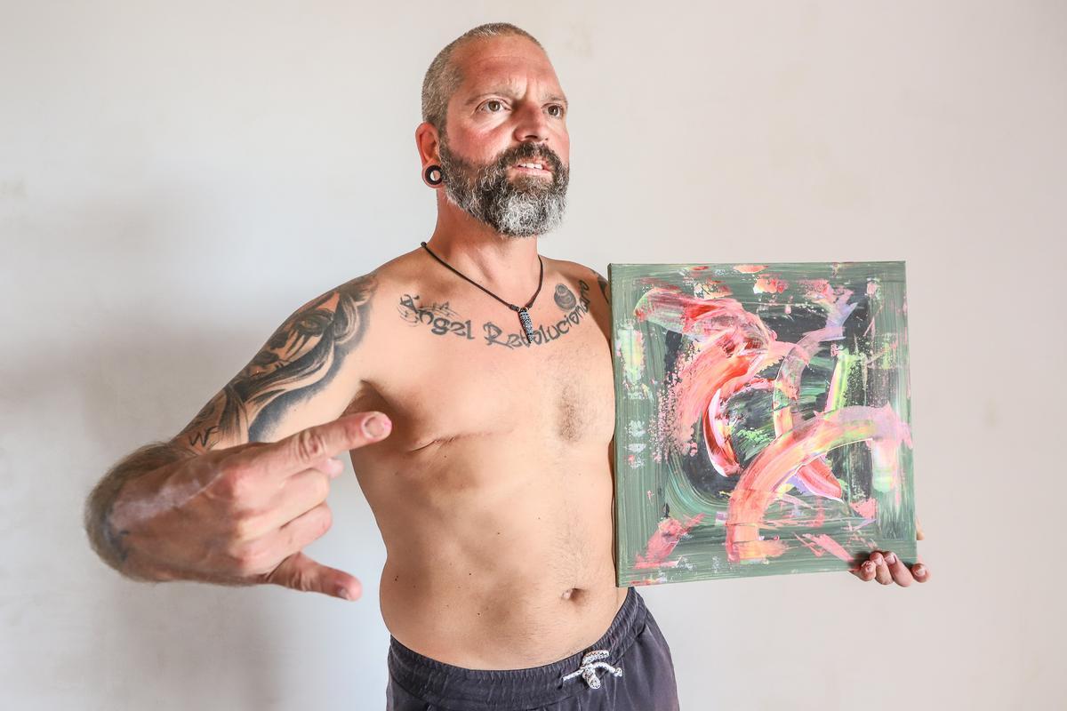 Minaya hizo un curso de tatuador y también pinta