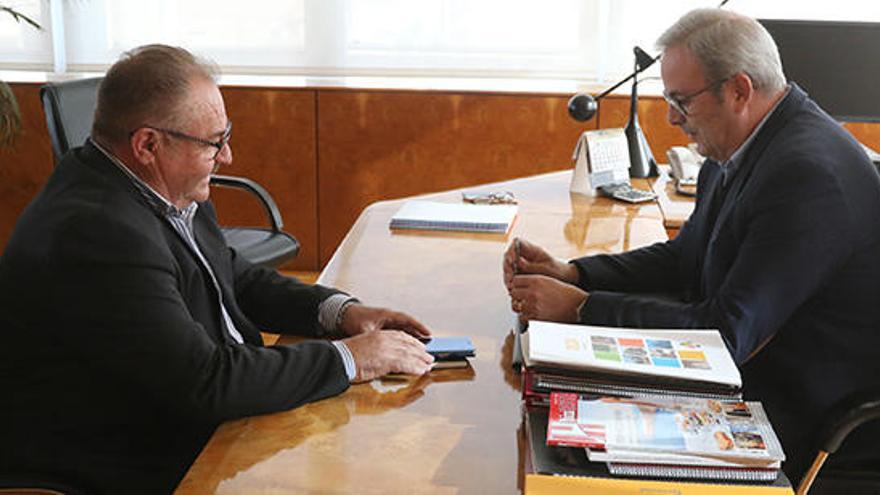 El alcalde de Sant Joan, Antoni Marí, y el presidente, Vicent Torres, ayer, en la sede del Consell.