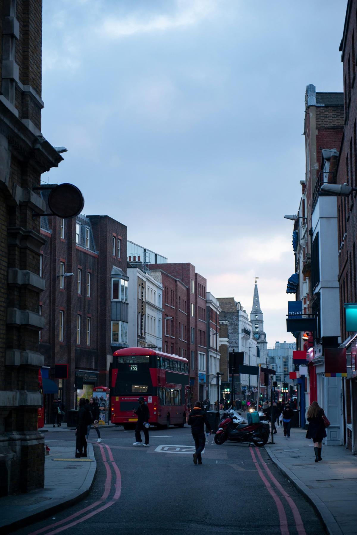 Un autobús recorre Londres.