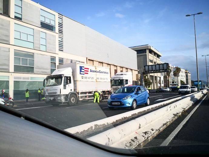 22-04-19 SUCESOS. AVENIDA MARITIMA. LAS PALMAS DE GRAN CANARIA. Accidente a primera hora de la mañana. Fotos: Juan Castro.  | 22/04/2019 | Fotógrafo: Juan Carlos Castro