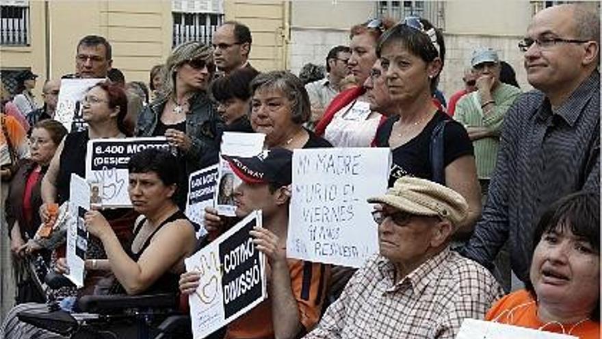 plaza de manises. Los familiares y dependientes exigieron ayer la dimisión del conseller Juan Cotino.