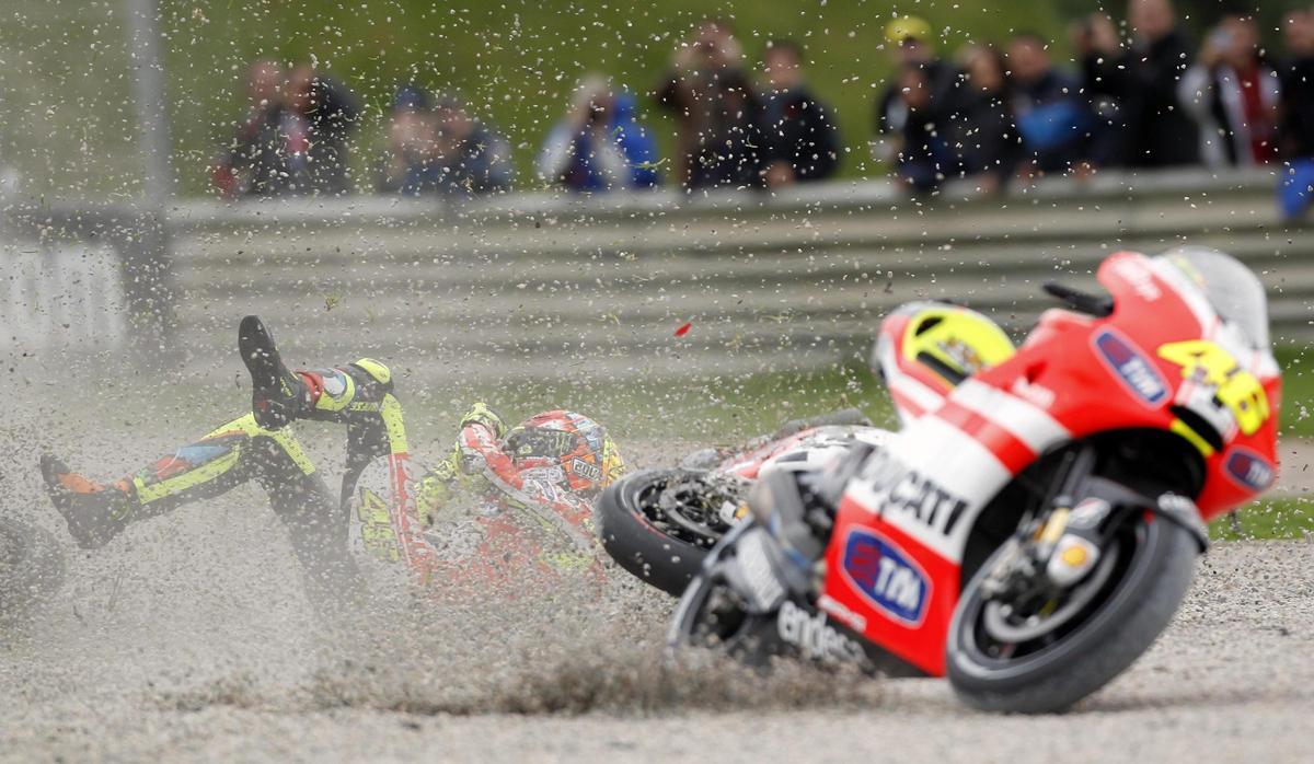 Caída de Valentino Rossi en la primera vuelta del GP de Valencia en 2011.