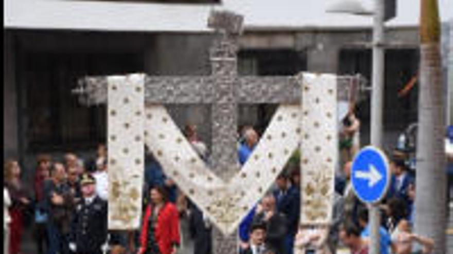 La procesión de la cruz y la lectura de la Real Cédula de Felipe IV .
