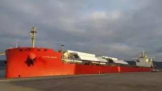 El Puerto de Marín recibe el primer carguero con propulsión por velas